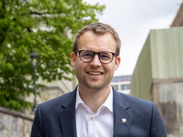 Kjell Ingolf Ropstad, partileder og barne og familieminister smiler til kamera
