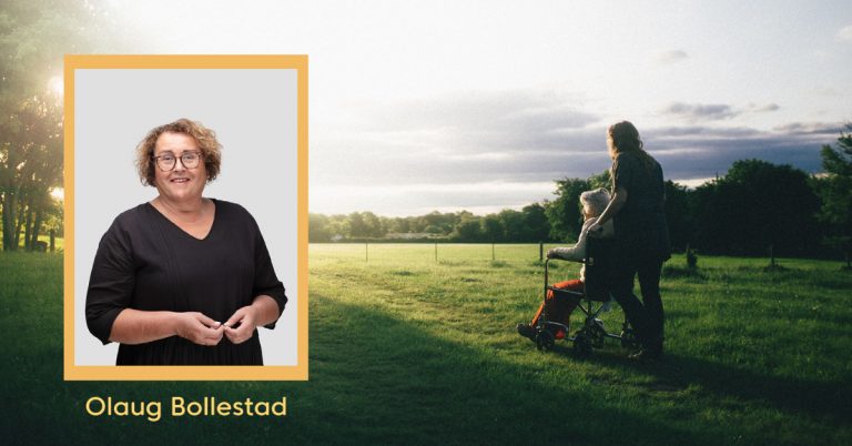 Portrettbilde av Olaug Bollestad på bilde av person som trilles i rullestol