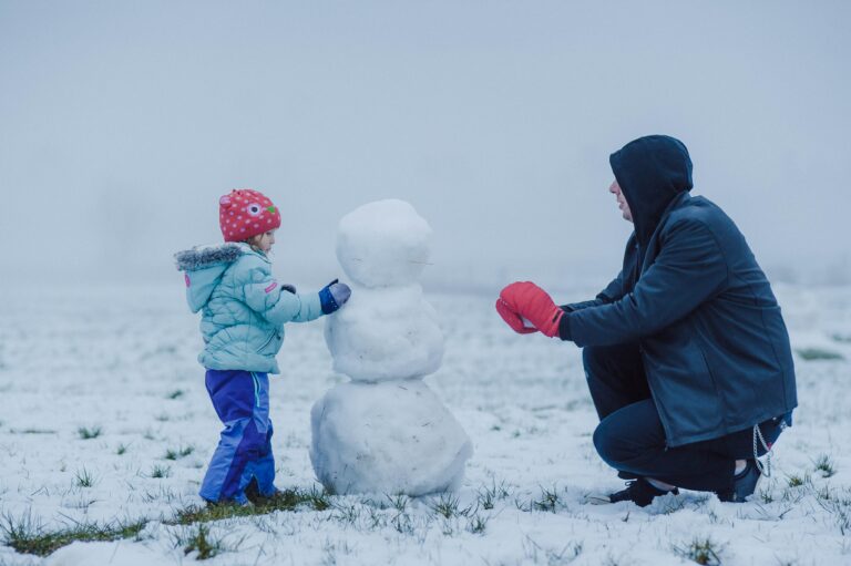 Familie som leker i snøen