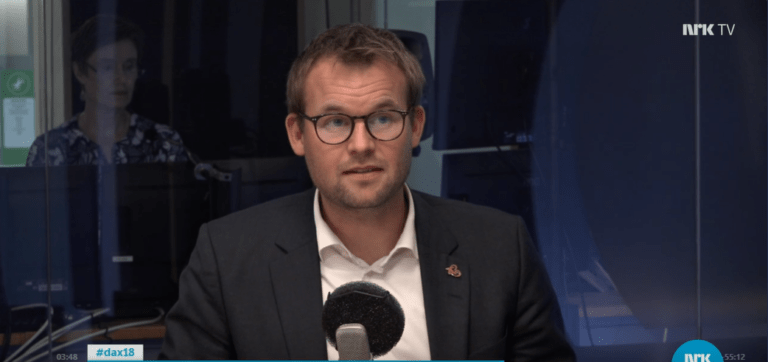 Kjell Ingolf Ropstad sitter i studio hos NRK.