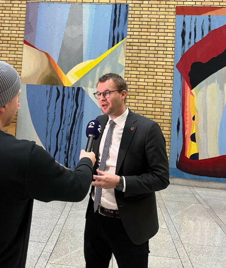 Kjell Ingolf Ropstad intervjues i vandrehallen på Stortinget